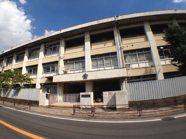 稲田中学校( 昭和22年開校、創立70周年の歴史ある中学校。全校生徒が870人のマンモス校。これだけ子供が多いのは人が集まるエリアを証明しています。)