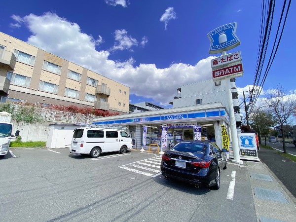 ローソン 横浜美しが丘四丁目店(「マチのほっとステーション」をスローガンに掲げる通り、忙しい日々に「ほっ」とするひとときをもたらします。)