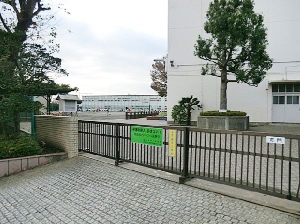 元石川小学校(お子様が一日の中でも長い時間を過ごす小学校。のびのびと過ごし、広い校庭で元気に駆け回ったり、どんどん成長していく姿が目に浮かびます。)