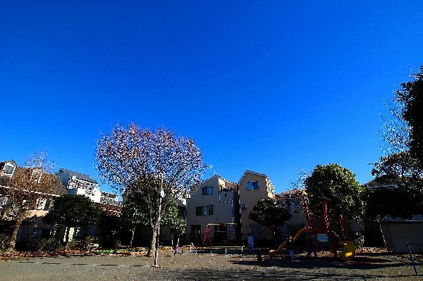 東小倉公園(近隣には、公園もあり、青空の下で駆け回ったり、遊具で遊んだり、思い思いの遊びができます。子供たちの元気で楽しそうな声が響き渡ります。)