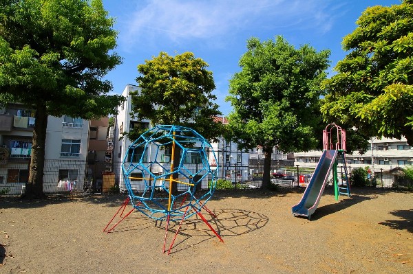 錦ヶ丘北公園(樹木が立ち並び、木漏れ日を愉しめる公園。遊具だけではなく、駆け回れる広いスペースもあります。)