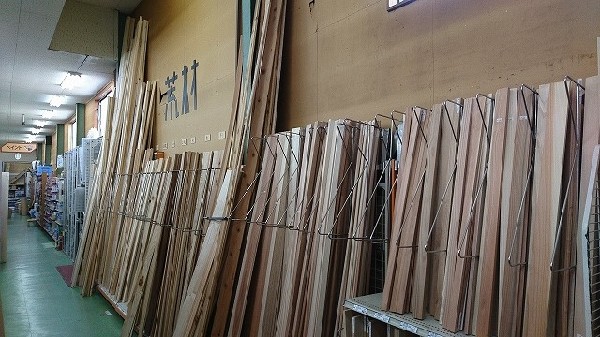 ホームセンタースズキ( リフォームからペット用品まで豊富な品揃えです。週末はDIYに勤しんでは如何でしょうか？)