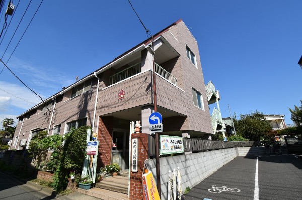 みのり幼稚園　(園舎・広い園庭から子供たちの元気な声が聞こえてきます。できることが増えていく、お子様の成長が楽しみです。)