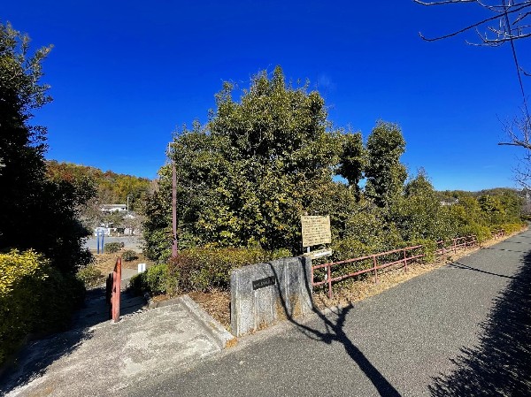 あかね台鍛冶谷公園(遊ぶ滑り台と簡単なアスレチックのついた遊具やバスケットゴールのある広場と野球やサッカーなどの練習のできる広々としたグランドがあります。)