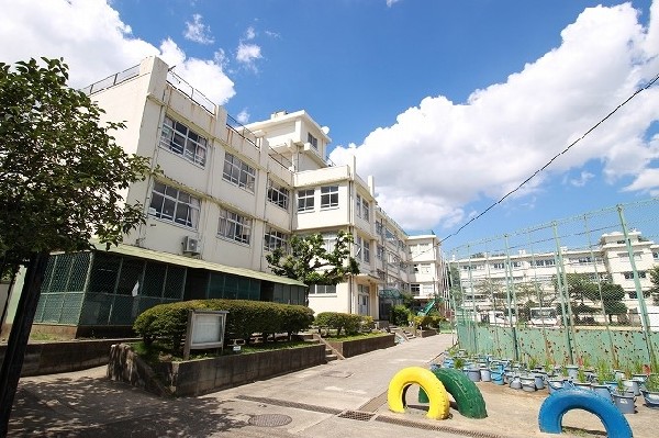 菅生小学校　(昭和42年に開校した、歴史ある小学校。「優しい気持ちと明るい笑顔」を大切にして、夢広がる楽しい学校の創造を目指していきます。)