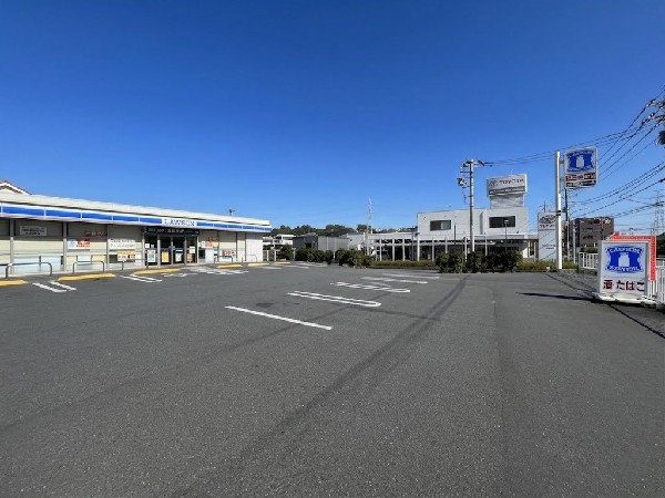 ローソン町田芝溝街道店(ちょっとしたお買い物はもちろん、ATMや各種収納代行サービスも利用でき、忙しい毎日の強い味方となる便利なコンビニです。)