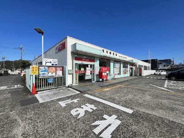 町田鶴川郵便局(郵便や荷物の発送・受取はもちろん、貯金や各種手続きにも利用でき、日常生活に欠かせない便利な施設です。)