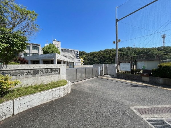 町田市立鶴川中学校(部活動や勉強との両立がしやすい環境です。毎日の送り出しも安心できる、子育て世帯に嬉しい住環境が整っています。)