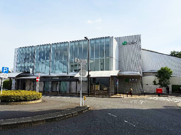 西府駅(相対式乗り場の地上駅。 駅周辺には、日本電気府中事業場、マインズ農業協同組合本店、府中市西府文化センターなどがある。)