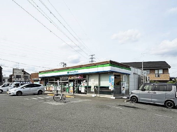 ファミリーマート 国立青果市場前店(ファミチキをはじめスナックメニューも大人気です。買物だけではなく、日常生活に関係する最重要施設となりつつある。　)