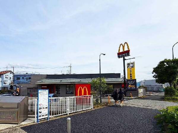 マクドナルド 四谷橋通り府中店(ハンバーガー、フライドポテトで知られる老舗ファストフードのチェーン店。営業時間は、店内もドライブスルーも7：00～23：00。)