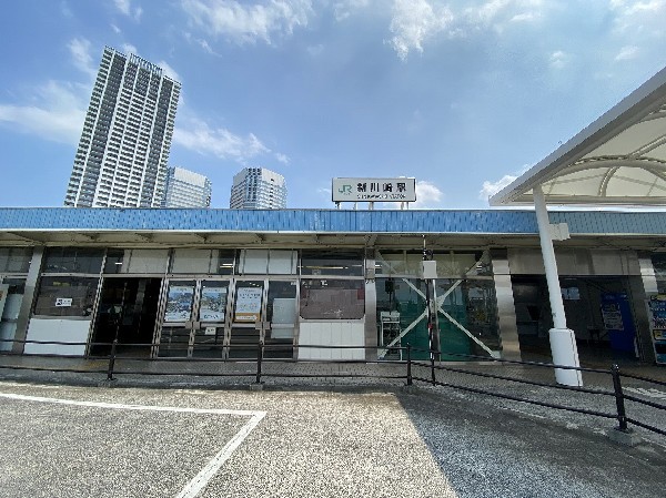 新川崎駅　(横須賀線と湘南新宿ラインが乗り入れる、利便性の高い駅です。生活に必要な施設も充実しており、近年住みよい街として人気が高まっています。)