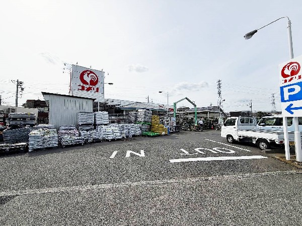 コメリハード＆グリーン府中日新店(株式会社コメリが運営するホームセンター。圧倒的な品揃えを提供し、顧客のニーズに応えるためのサービスを展開しています)