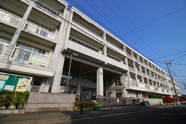 神奈川中学校(人を思いやり、共に生きる喜びを学ぶ事。行動に責任を持ち、集団の中で自分を活かす事。様々な体験を通じて、自分を知り、学びを大切にする。)