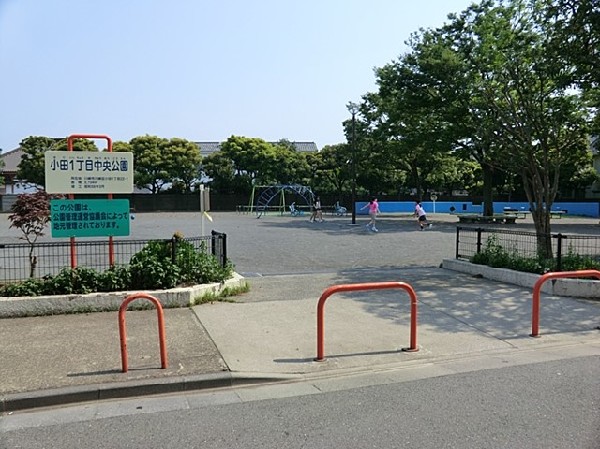 小田１丁目中央公園　(近隣には、公園もあり、青空の下で駆け回ったり、遊具で遊んだり、思い思いの遊びができます。子供たちの元気で楽しそうな声が響き渡ります。)