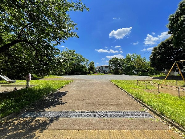 鶴川富士見第2児童公園(鶴川富士見第2児童公園　グランドが広がる公園、遊具などもありお子様と気持ち良く遊べます。)