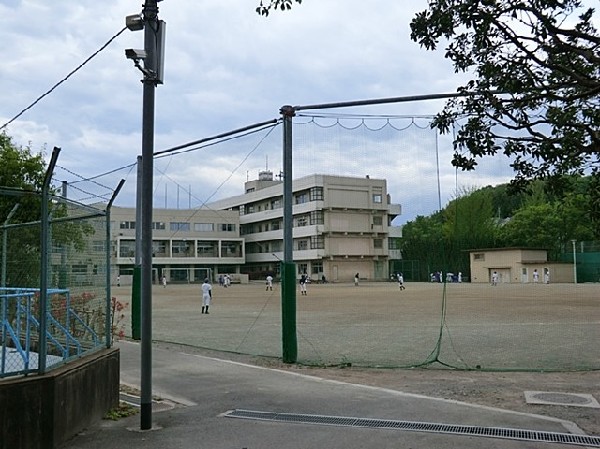 真光寺中学校　(未来の展望に立ち、人権尊重の精神を基に、主体的に学び、思いやりの心を大切にし、 よりよい生き方を目指す生徒を育成する。)