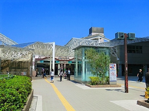 新百合ヶ丘駅 (ショッピングモールや映画館のある駅ビルが立ち並ぶ人気の駅です。区役所等の公共機関も多数集まっており便利です。)