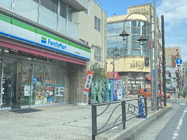 ファミリーマート川崎南幸町店(「あなたと、コンビに、ファミリーマート」のCMジングルでお馴染みの24時間営業コンビニエンスストア)