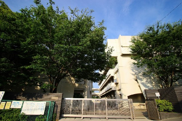 下田小学校(小中一貫教育を推進している小学校。義務教育９年間の学習指導と生活指導の円滑な接続が図れるよう、中学校区を基本として推進しています。)