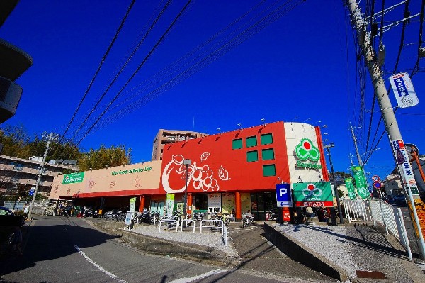 スーパー三徳高田店(営業時間は9：30～22：00までで、駐車場は58台完備されています。)