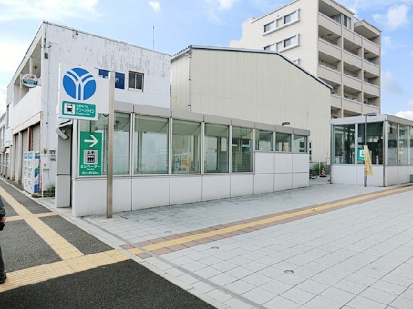 高田駅(駅前にはスーパーやホームセンターなどが揃い生活しやすい環境です。また、病院が多く、いざという時にも安心の、住みやすい地域です。)