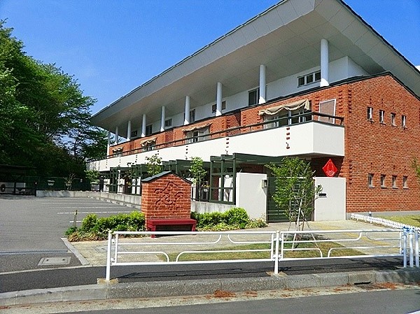 マーマしのはら保育園(しのはら西と合わせて0歳～5歳まで定員166人。お洒落で大きな建物なので、子供も元気に楽しく遊んでいる。)