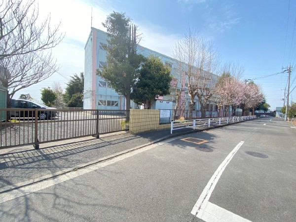 山田小学校(お子様が一日の中でも長い時間を過ごす小学校。のびのびと過ごし、広い校庭で元気に駆け回ったり、どんどん成長していく姿が目に浮かびます。)