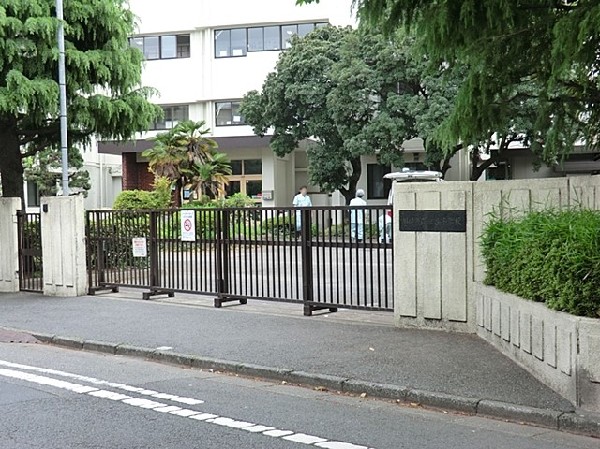 四谷小学校(よく考え、工夫する子　つよく明るく元気な子　やさしく思いやりのある子。)