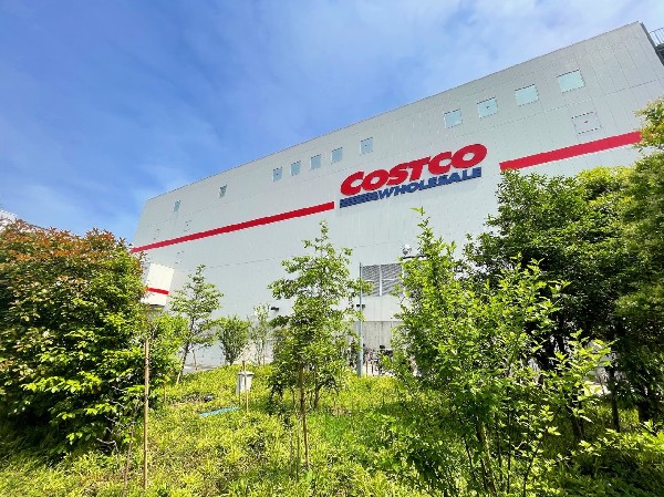 コストコホールセール川崎倉庫店(食料雑貨や電化製品など、幅広い品目をまとめ売りする会員制倉庫型店。)