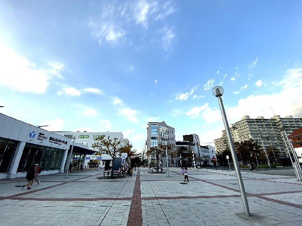 都筑ふれあいの丘駅(駅前は広々としていますが、近くには大型スーパーやドラッグストアなど、買い物施設は充実しています。　)
