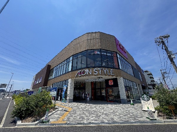 イオンスタイル横浜高田店(買い物や外食に大変便利な立地です。食品・日用品のほか、カフェや飲食店、クリニックなども併設されており、生活利便性の高いエリアです。)