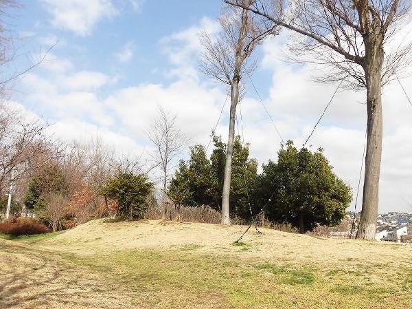 万福寺さとやま公園(徒歩約30分のコースをゆっくりと楽しむことができる公園。公園の北側に位置する円形広場の高台には見晴らしテラスが設置されています。)