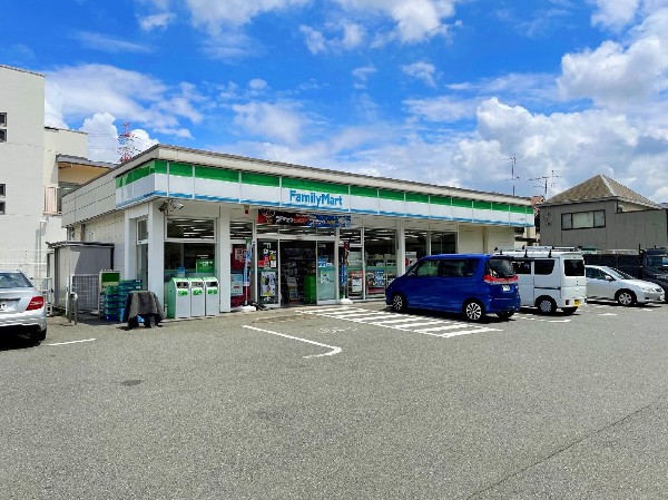 ファミリーマート青葉大場町店(人気のファミチキをはじめスナックメニューも大人気です)