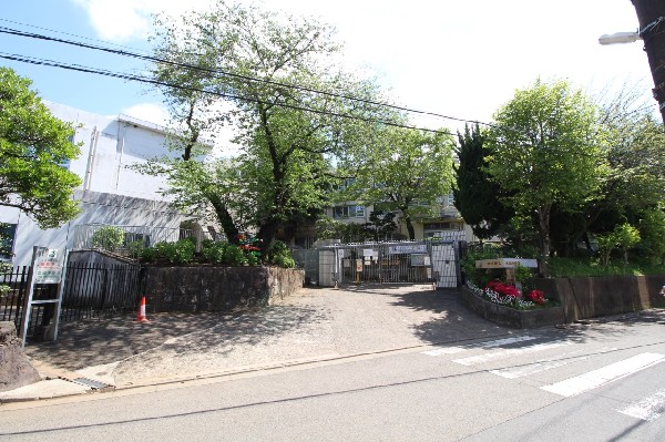 生田中学校(成長の過程でより濃い時間を過ごす3年間。ここで過ごす時間は、お子様にとって、とても大切な思い出となるはずです。)
