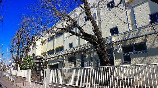 東台小学校(各学年4～5クラスで総児童数990人のマンモス校。人数多くてもきめ細かい指導が評判。)