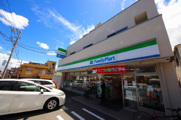 ファミリーマート東寺尾中台店(ホットスナックのファミチキが人気。酒たばこ取扱い有。無料Wi-Fi有。各種バーコード決済利用可能。)