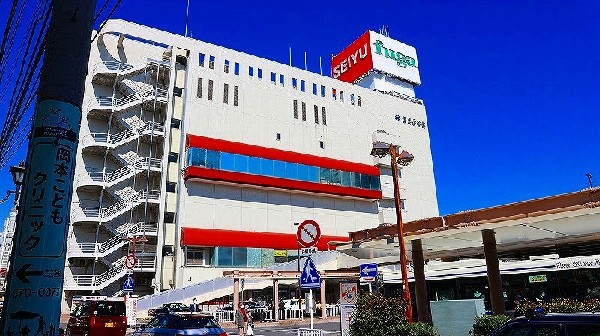 西友鶴見店(食料品、日用雑貨、衣料品等、生活用品が揃う大型スーパー。営業時間は9～23時。駅から近くて便利。)