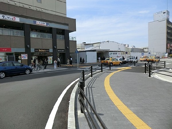 ＪＲ鶴見駅(横浜まで３駅のアクセスの良い駅。少し歩けば京浜東北線鶴見駅も利用可能。駅前には多くの店が立ち並ぶ。)