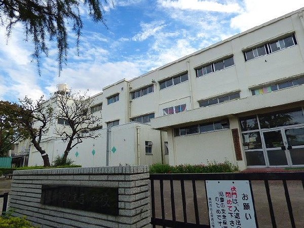 上末吉小学校(住宅街の中にあり、自然も近くにあるので環境に恵まれている小学校です。学校行事も充実しています。)