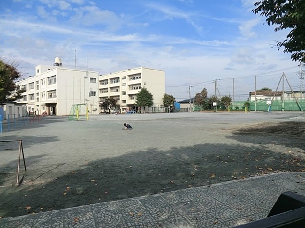 旭小学校(教育目標は「あかるくさわやか　ひとみきらきら　あさひっ子」。縦割りの活動があり学年を超えて交流する。)