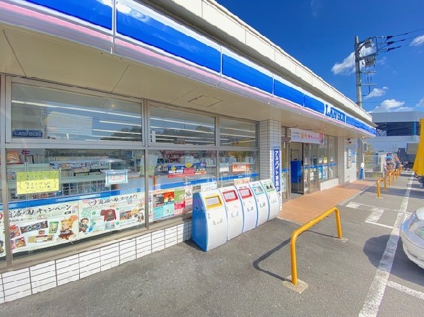 ローソン緑上山一丁目店(時間を問わず、幅広い品物が揃うコンビニ。日常生活に深く関係する最重要施設として欠かせない存在です。)