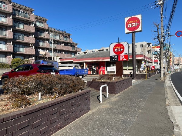 ガスト師岡店(お子様連れでも安心して食べに行けるファミリーレストラン。ドリンクバーあり。猫ロボットが料理を運びます。)