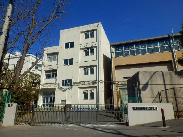 三保小学校(ハミングバード部(マーチングバンド)が有名な小学校。2018年全国大会では金賞を受賞！日々練習に励む)