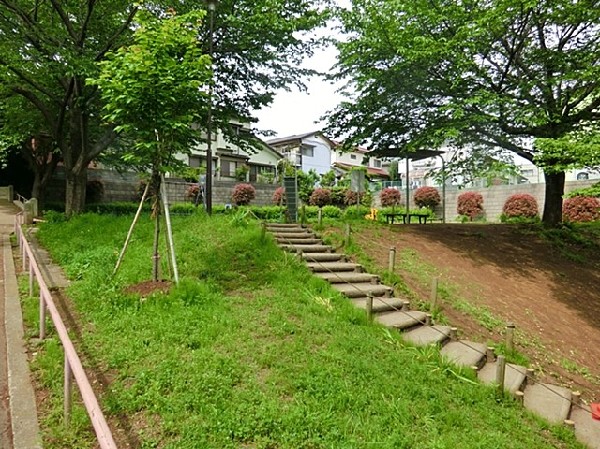 三保天神前公園(お寺近くにある落ち着いた雰囲気の公園。滑り台やブランコがありお子様も楽しめそう。春は桜が綺麗に咲きます。)