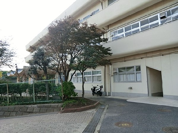 上の宮中学校(各学年5クラスの中学校。校訓は「努力、自立、敬愛」。校庭や体育館の設備が充実し、部活動の数も多い。)