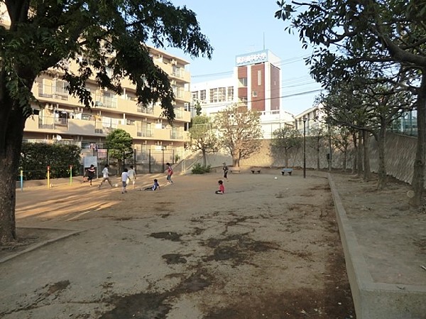 東寺尾三丁目公園(小さなお子様向け遊具があり、かけっこができる広場も充実している幅広い年齢層に親しまれている公園です。)