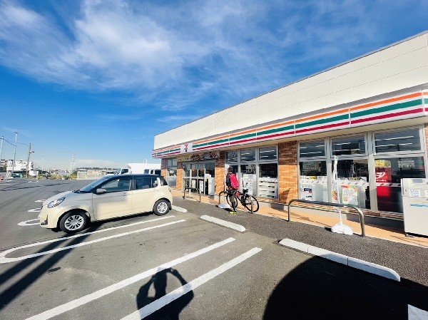 セブンイレブン横浜鷹野大橋店(時間を問わず、幅広い品物が揃うコンビニ。日常生活に深く関係する最重要施設として欠かせない存在です。)