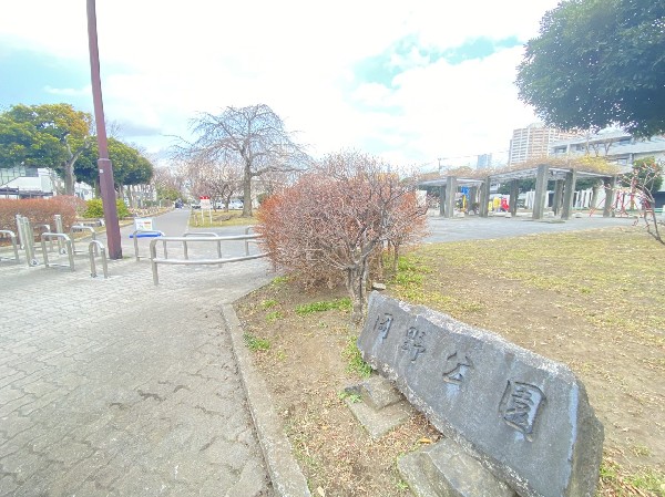 岡野公園(野球場とプールがある公園。四季折々の花が咲き、人々の目を楽しませます。7月～9月はプールが利用可能。)