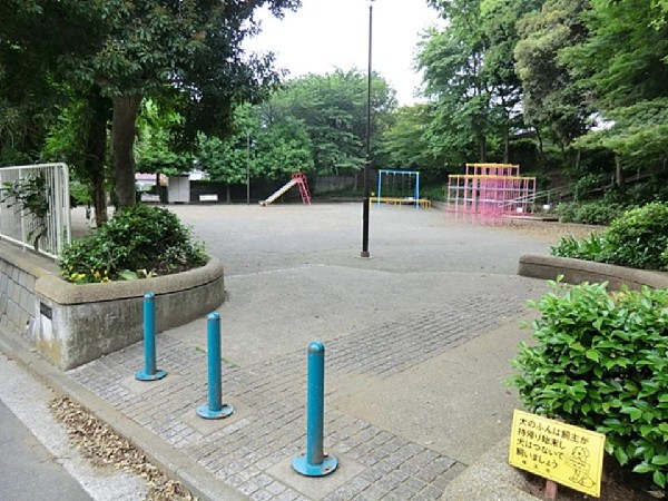 諏訪坂公園(緑豊かな静かな公園。季節ごとに桜やアジサイが綺麗に咲く。滑り台やジャングルジムがありお子様も楽しい。)